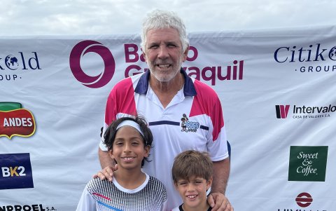 Rafael Peña (i) venció a Juan Ortega en el torneo de 10 años. Los acompañó Andrés Gómez,organizador.
