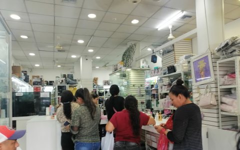 Ventas. Las personas hacen fila para comprar en Mundo DF.