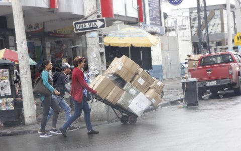Compra. Hay quienes compran para llevar a provincias.