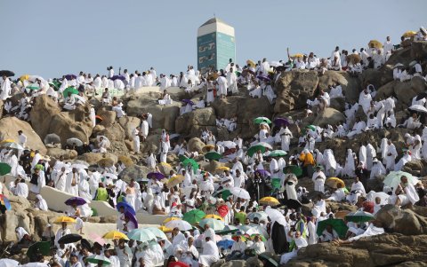 Los peregrinos comenzaron a congregarse en las llanuras del monte Arafat desde las primeras horas de la mañana del martes 27 de junio de 2023 para realizar uno de los rituales más importantes.