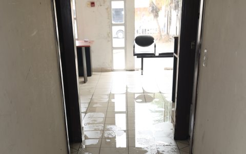 Entre los daños registrados como el área del ratrillo en donde no hay ni armas sino muebles de oficina dañado, está el agua que sale del baño y se riega por la infraestructura.