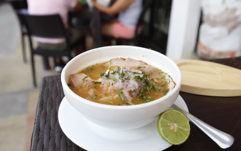 Gastronomía.- El típico encebollado que se sirve en Guayaquil.