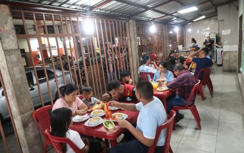 Restaurante.- En Guayaquil el encebollado se come las 24 horas, en la foto uno de los negocios que vende el plato también de madrugada.