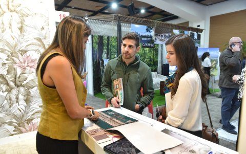 Daniel Serrano y Ana María Domínguez recorriendo los stands.