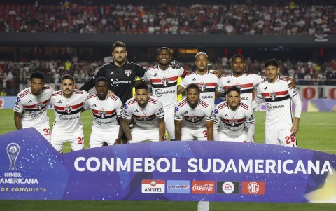 Jugadores de Sao Paulo posan previo al partido ante Tigre en el estadio Morumbi en Sao Paulo (Brasil). EFE/ Sebastiao Moreira
