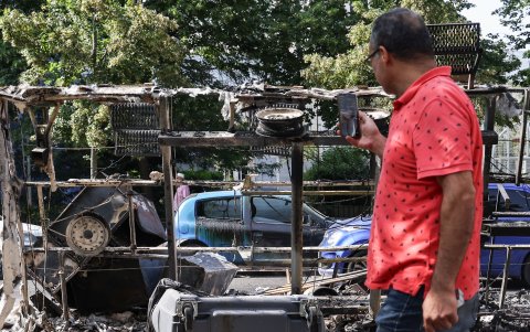 Un hombre contempla unos carros incendiados en Nanterre,Francia