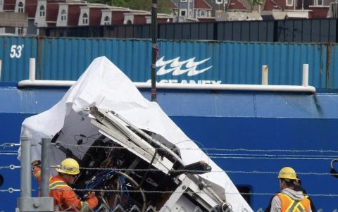 El equipo de Pelagic Research Services descargando los restos de Titán.