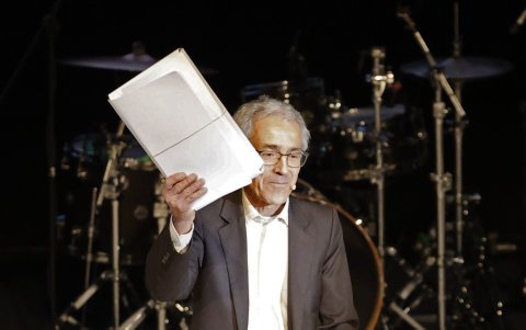 El  presidente de la Comisión de la Verdad de Colombia, el sacerdote jesuita Francisco De Roux, mientras presenta el informe final construido por la Comisión, en Bogotá (Colombia).