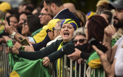 Seguidores del expresidente de Brasil, Jair Bolsonaro, lo esperan en el aeropuerto Salgado Filho, en la ciudad de Porto Alegre, sur de Brasil.