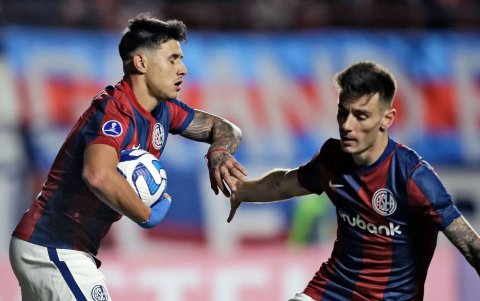 El delantero Adam Bareiro (i) fue la figura del Ciclón con su doblete.