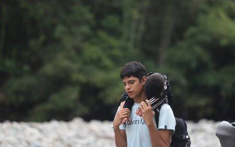 Los menores se quedan dormidos en los hombros en medio de las rutas