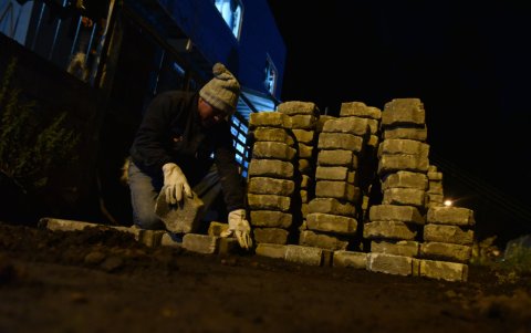 Equipo. Los lugareños se dividen las tareas para avanzar más rápido con la regeneración.