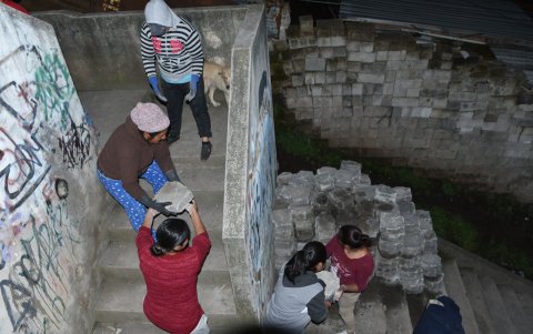 Exclusivo. Una escalinata en el centro del barrio es el único camino en buen estado que hay.