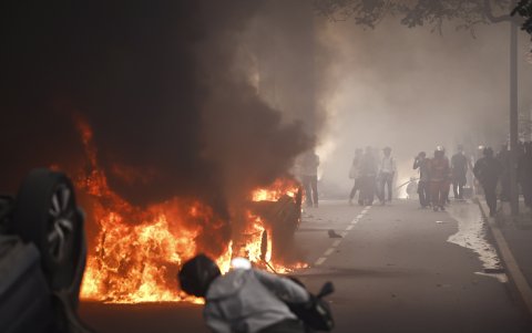 Un incendio en plena calle durante los enfrentamientos entre manifestantes y la policía antidisturbios francesa tras una marcha en memoria de Nahel, de 17 años, asesinado en Nanterre.