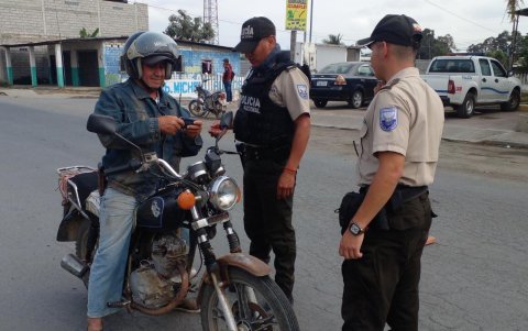 La policía y militares se desplegaron para realizar operativos en el cantón.