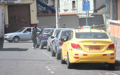 Interminables. Las filas de los taxirrutas, entre carros convencionales o de color amarillo, se ubican en sitios específicos y ya reconocidos por la gente.