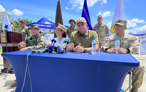 Frustración.

Samira Gonzaine y Juan Manuel Pino, autoridades panameñas, no pueden ocultar su preocupación al explicar lo que sucede.