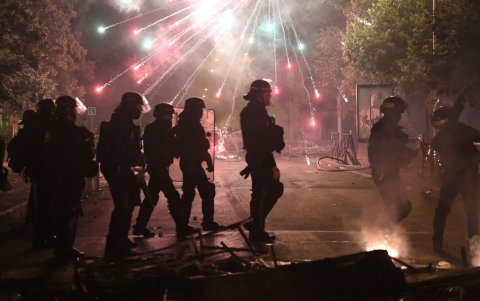 La policía antidisturbios choca con los manifestantes en Nanterre, cerca de París, el 29 de junio de 2023. La violencia estalló después de que la policía disparara fatalmente a un joven de 17 años.