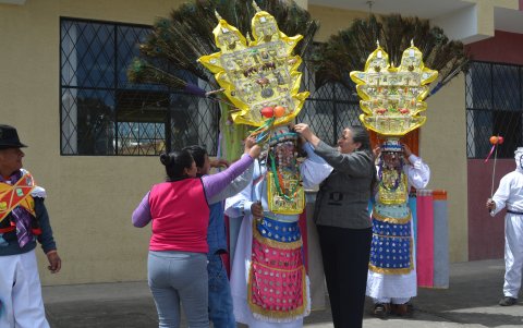 Detalles. Los penachos pesan más de 25 libras, porque tienen espejos, figuras religiosas, collares, conchas y monedas de colores.