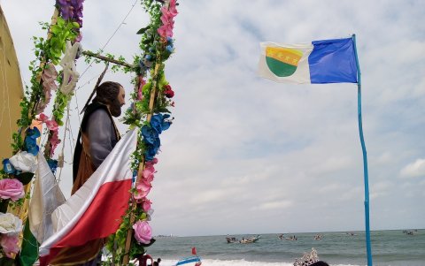 La imagen de san Pedro de cara al mar, mientras los pescadores cumplen la procesión marítima.