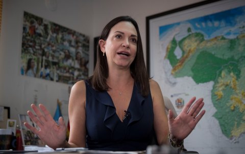 Fotografía de archivo fechada el 17 de enero de 2020, que muestra la líder opositora venezolana María Corina Machado, mientras ofrece una entrevista en Caracas (Venezuela)