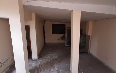 Restos. En la vivienda todavía quedan artículos de línea blanca de un negocio.