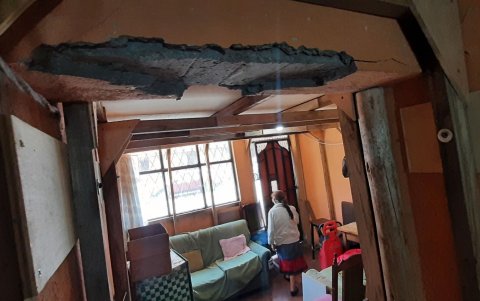 Expuesto. Las fisuras y daños estaban a la vista antes de la colocación de tablas.