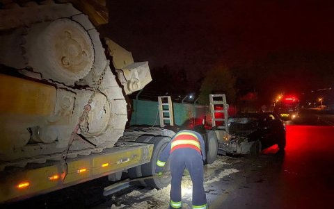 Atención. Personal de rescate del Cuerpo de Bomberos atiende la emergencia en Papallacta.