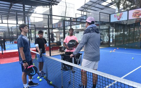 Las canchas se alquilan, hay entrenadores y también hay alquiler de implementos a bajo costo.