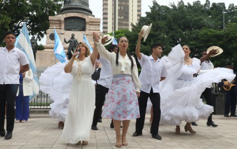 La vicealcaldesa Blanca López encabezó el acto en la plaza Centenario.