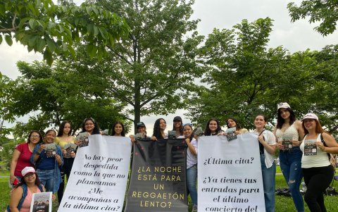 Fanáticos haciendo publicidad en la ciudad.