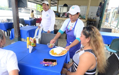Comensales. El filete de picudo, que tiene un valor de seis dólares, es uno de los platos más solicitados por la clientela de este mercado. Todos los platillos son preparados en el momento. En algunos locales brindan a sus clientes gaseosas o jugos naturales. El marisco es comprado en el mismo sitio, en el mercado Caraguay.
