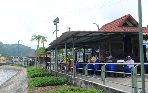 Paisaje. El pequeño malecón de este mercado permite a sus visitantes fotografiar el mangle que se encuentra frente al ala de locales de comida, o las pequeñas embarcaciones que suelen pasar o    están ancladas al borde del manglar, como paisaje. También es posible divisar las casas coloridas que dan al estero.