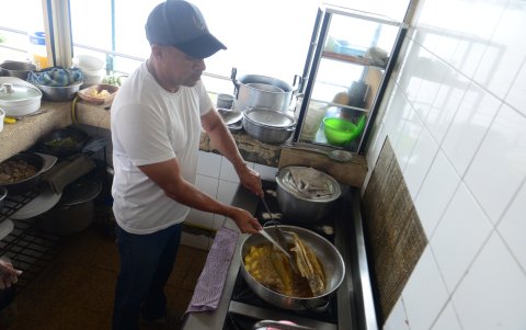 Salubridad. Todos los alimentos son cuidadosamente manipulados y se encuentran en refrigeración antes de ser preparados. En la foto se observa a Mauricio Fajardo, dueño del segundo local, friendo una corvina. Las paredes de los pequeños espacios de las cocinas son limpiadas constantemente, al igual que los utensilios.
