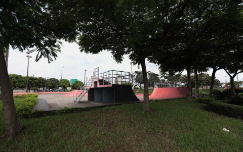 Olvido. Así está el espacio para patinaje frente a la terminal terrestre.