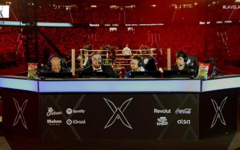 Ibai en la mesa de casters luciendo sus gafas del ferxxo