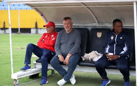 El Canguro (d) valora el aprendizaje que tiene al ser parte del cuerpo técnico de Ever Hugo Almeida (c)