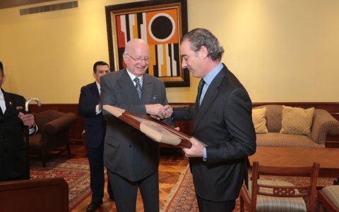 Xavier Simon, decano del Cuerpo Consular, entrega un presente al cónsul Jorge Friend.