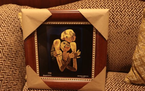 El diplomático recibió como presente una pintura de Guayasamín con la respectiva certificación.