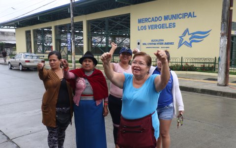 Comerciantes. Con gritos frente a la edificación, los comerciantes mostraron su descontento. Han realizado varios plantones, reclamando que el mercado sea entregado pronto.