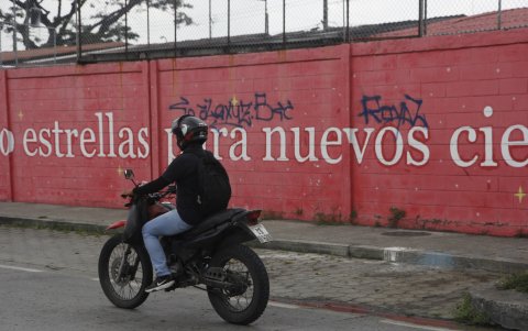 Situación. Diferentes garabatos presentan algunos murales.