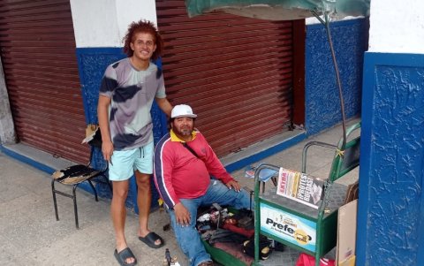 Davis junto a su padre Milton Camacho en el puesto de lustrabotas en Babahoyo.