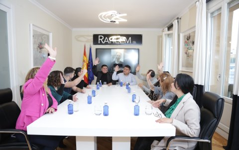 Trabajo junto a su equipo.