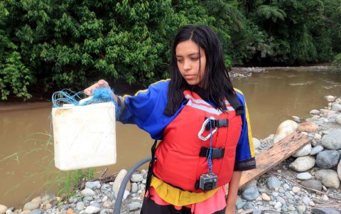 Amy, del colectivo Napo ama la vida, muestra la contaminación de los ríos a causa de la minería ilegal, en la provincia del Napo, Amazonía ecuatoriana.