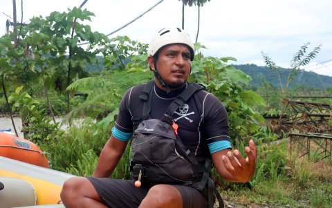 Daniel Robles, guía de turismo, habla durante una entrevista con EFE, en la provincia del Napo, Amazonía ecuatoriana.