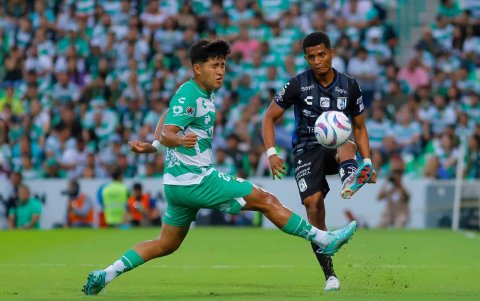 Sierra fue titular en el 11 inicial ante Santos.