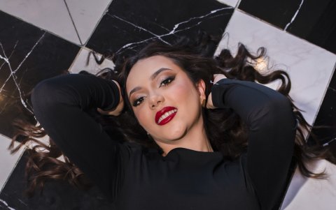 Nació, creció y vive en Santo Domingo.