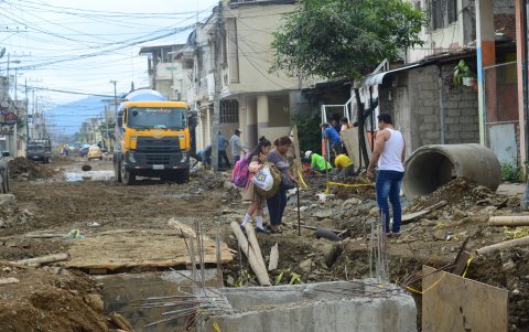 Muchos peatones enfrentan peligros al intentar cruzar la calle Argentina, desde la 19 hasta la 25, que están llenas de piedras, tierra y lodo.