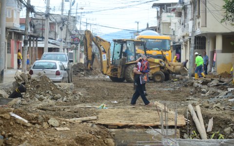 A los estudiantes de los colegios cercanos a los trabajos de la calle Argentina se les complica caminar en medio de los obstáculos.