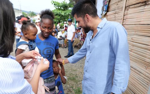 El candidato Robert Friend visita Monte Sinaí para hablar de las campañas